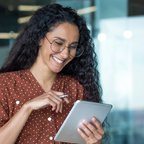 Mujer leyendo contenido