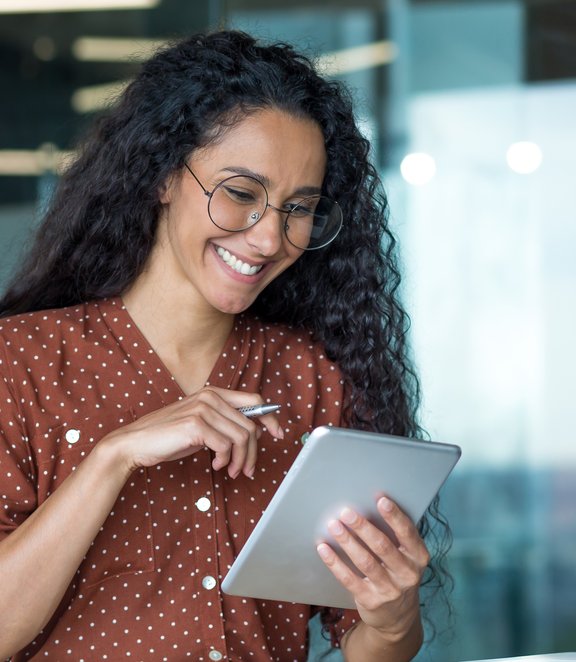 Mujer leyendo contenido